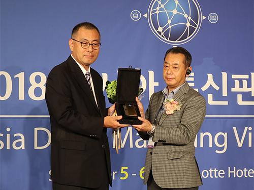 インターネットショッピング賞を受賞したグランマルシェの津村昭夫社長（写真左）